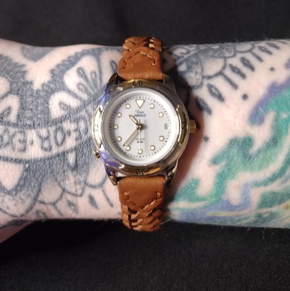 Timex Indiglo Analog Date Indicator Watch - Picture 1 of 12